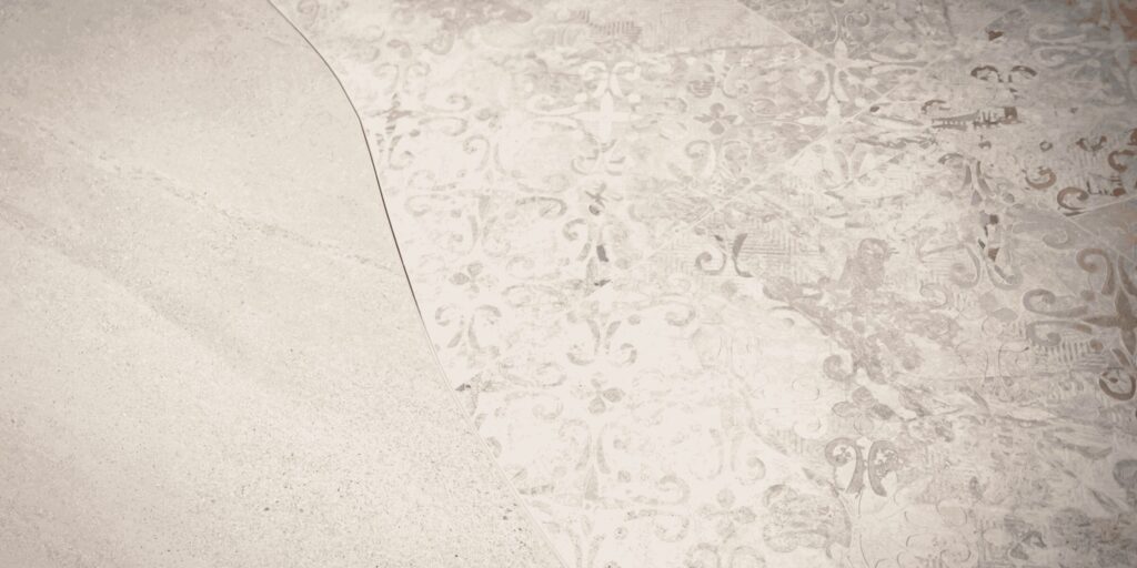 Détail d'un carrelage intérieur beige avec motifs arabesques posé à Serres-Castet