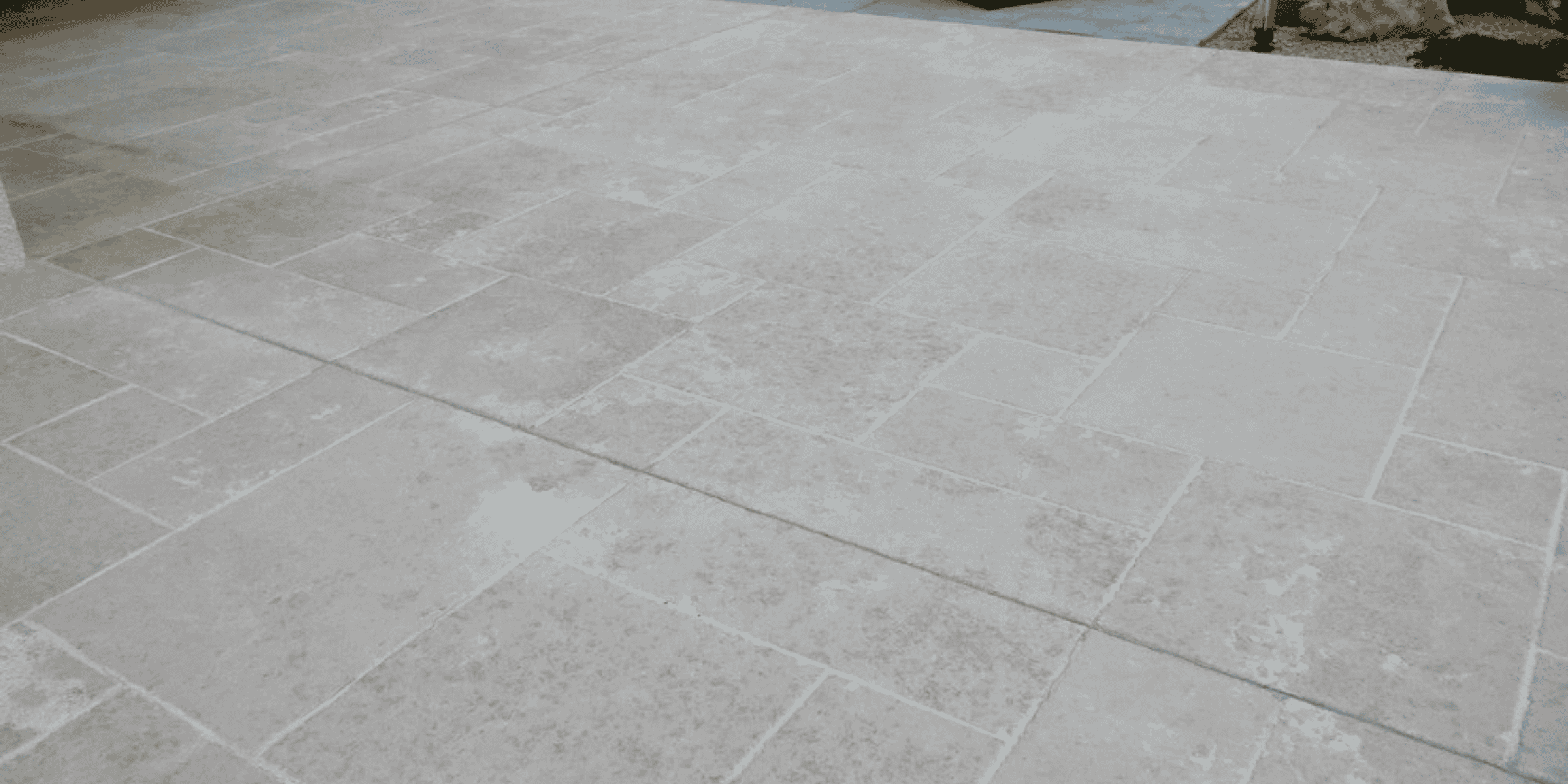 Carrelage de terrasse en pierre claire posé en opus romain à Pau