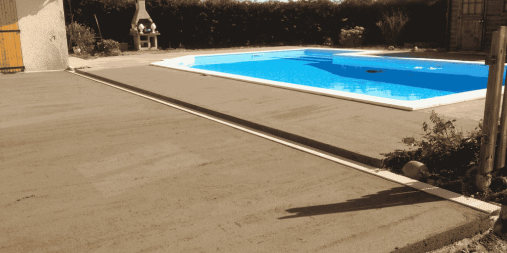 Préparation de la chape avant pose du carrelage autour d'une piscine à Pau