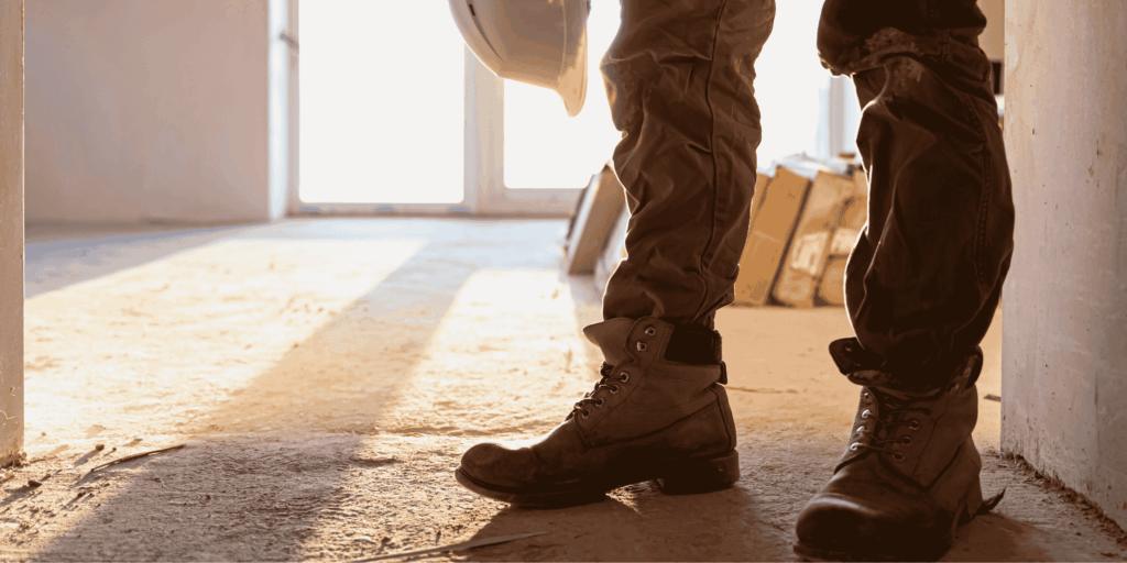 Ouvrier sur un chantier de préparation de chape en intérieur à Lescar