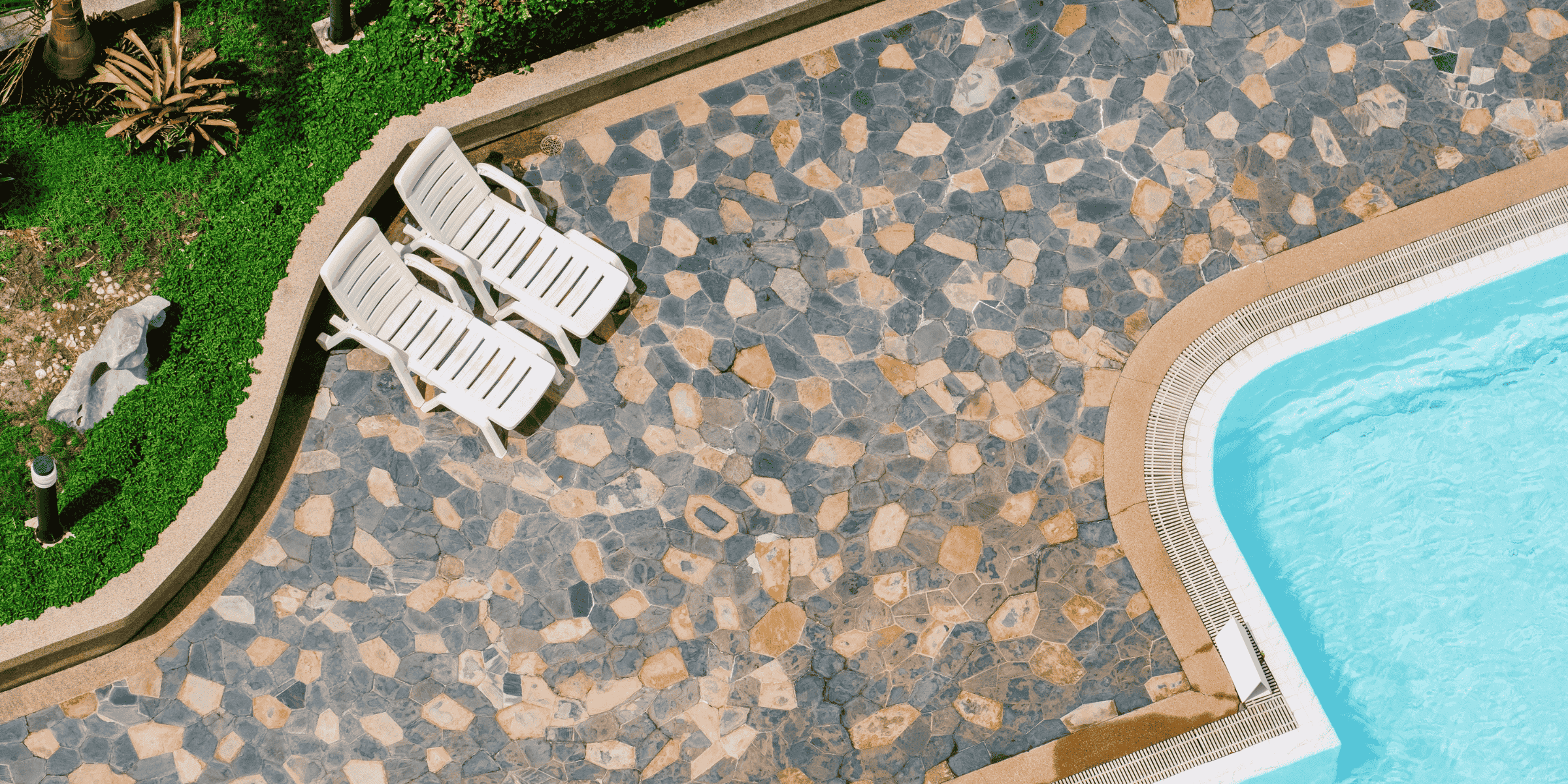 Plage de piscine en pierre naturelle posée en opus incertum à Serres-Castet