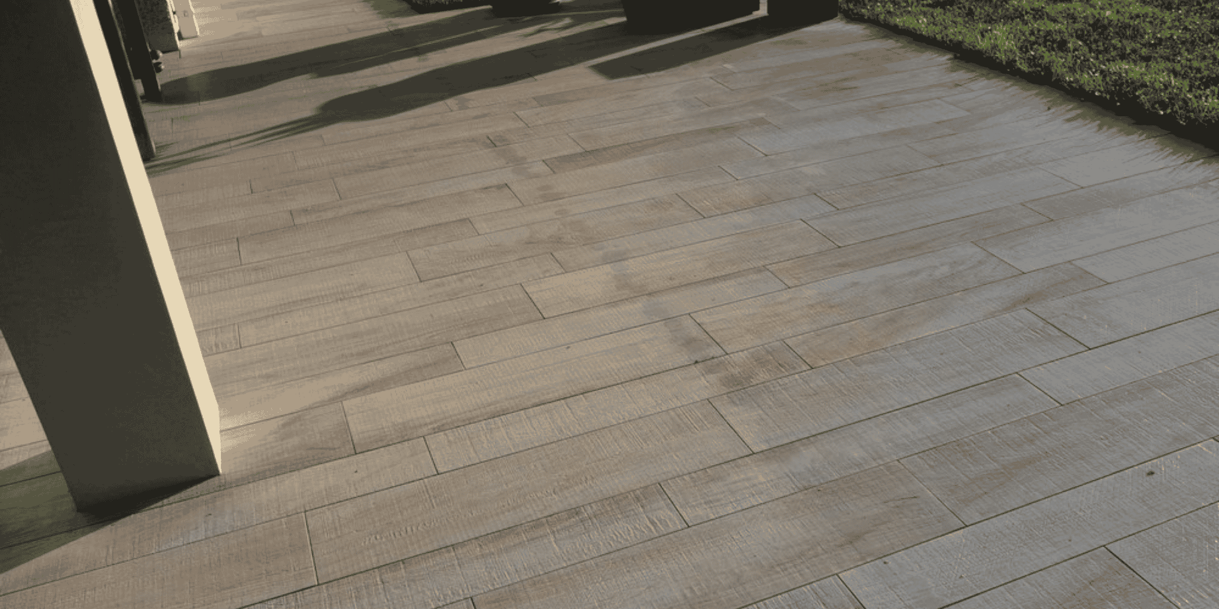 Dallage de terrasse en carrelage effet bois foncé posé en grandes lames à Pau