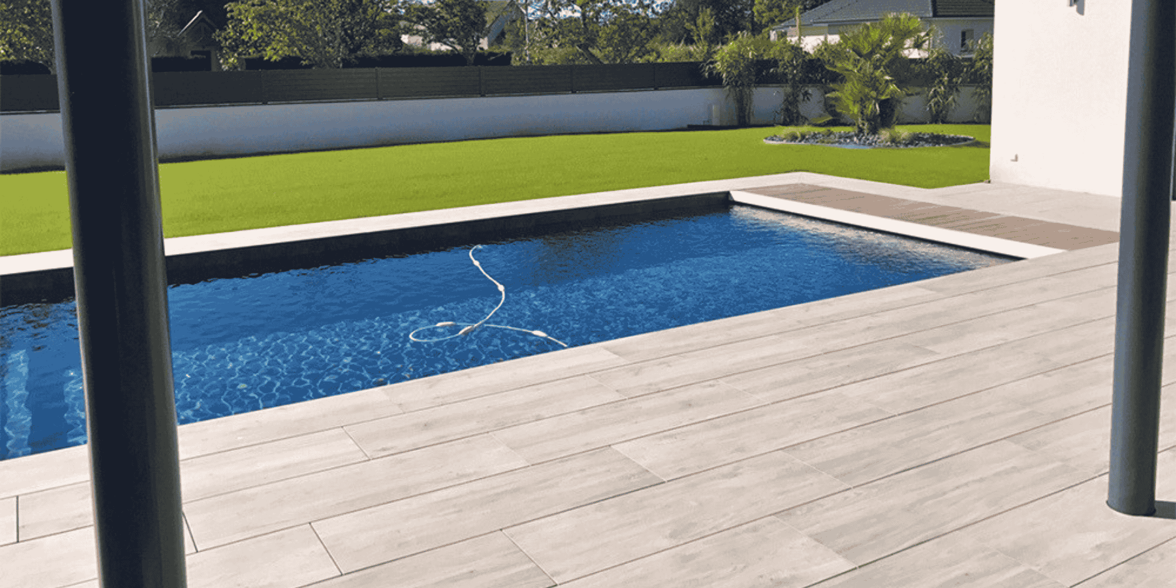 Terrasse de piscine en dalles effet bois posées sur plots à Lescar
