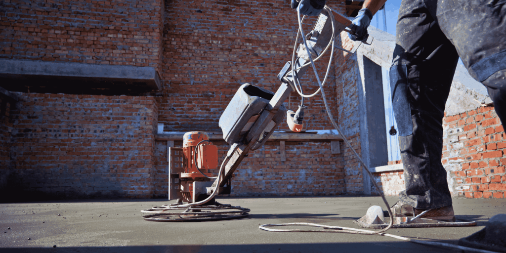 Lissage mécanique d'une chape béton à l'hélicoptère sur un chantier à Pau