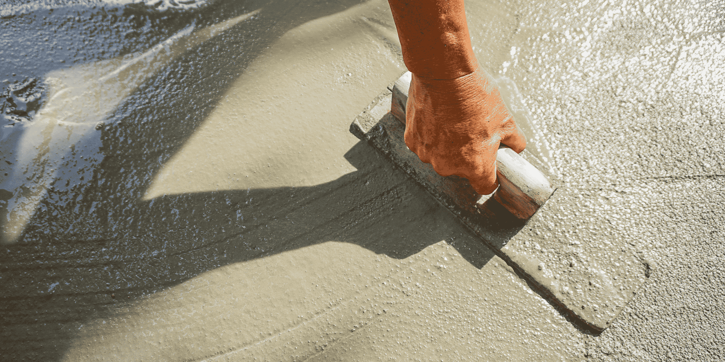 Lissage d'une chape à la taloche sur un chantier à Serres-Castet