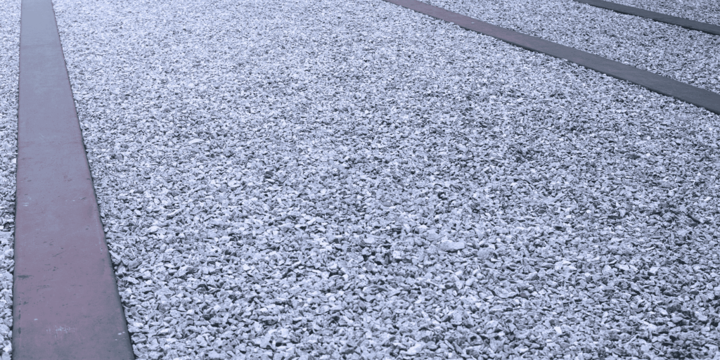 Allée extérieure en moquette de pierre grise avec bandes de séparation à Lescar