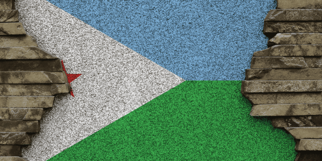 Moquette de pierre tricolore avec motif décoratif intégré sur un sol extérieur à Pau