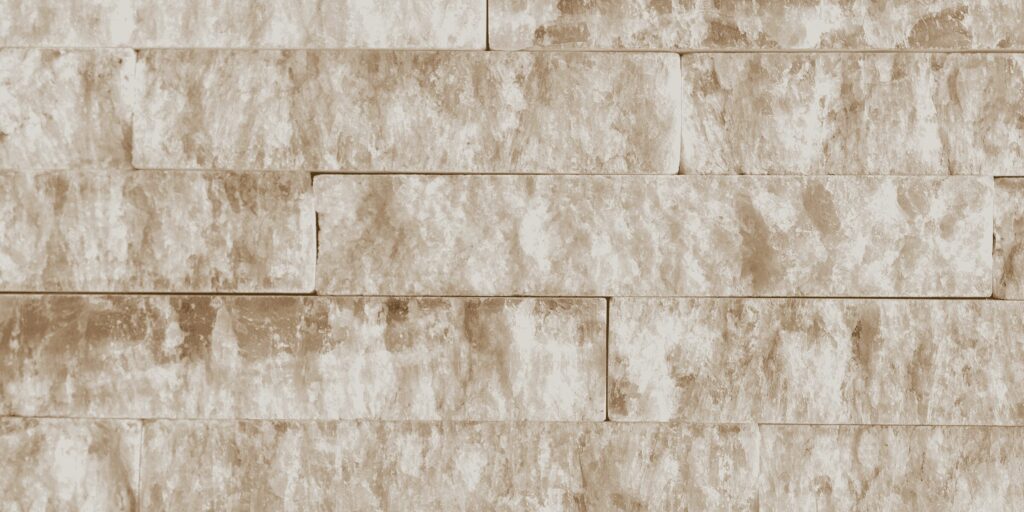 Parement en plaquettes de pierre naturelle beige aspect brut à Serres-Castet