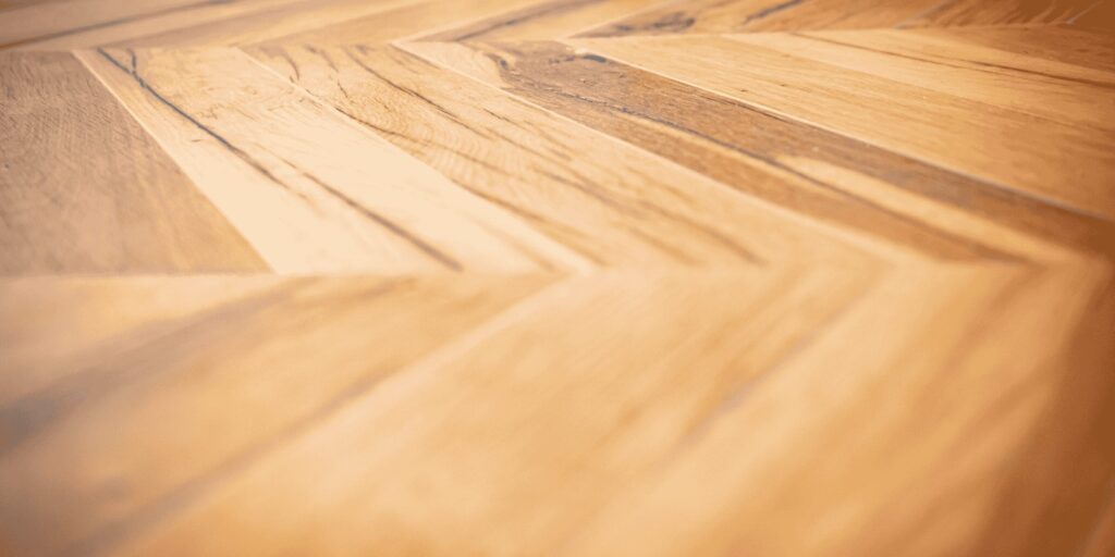 Carrelage effet bois chêne posé en chevron dans un intérieur à Pau