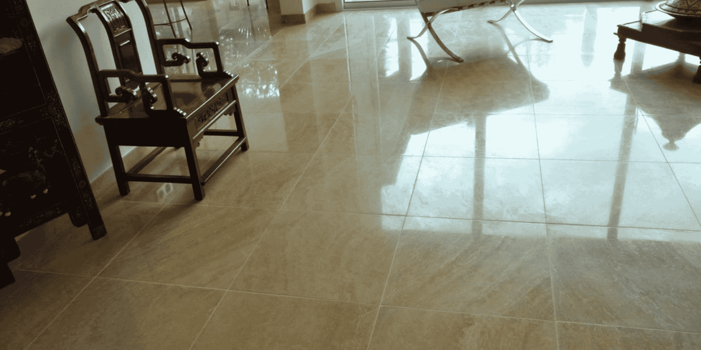 Pose de carrelage intérieur brillant beige grand format dans un séjour à Pau