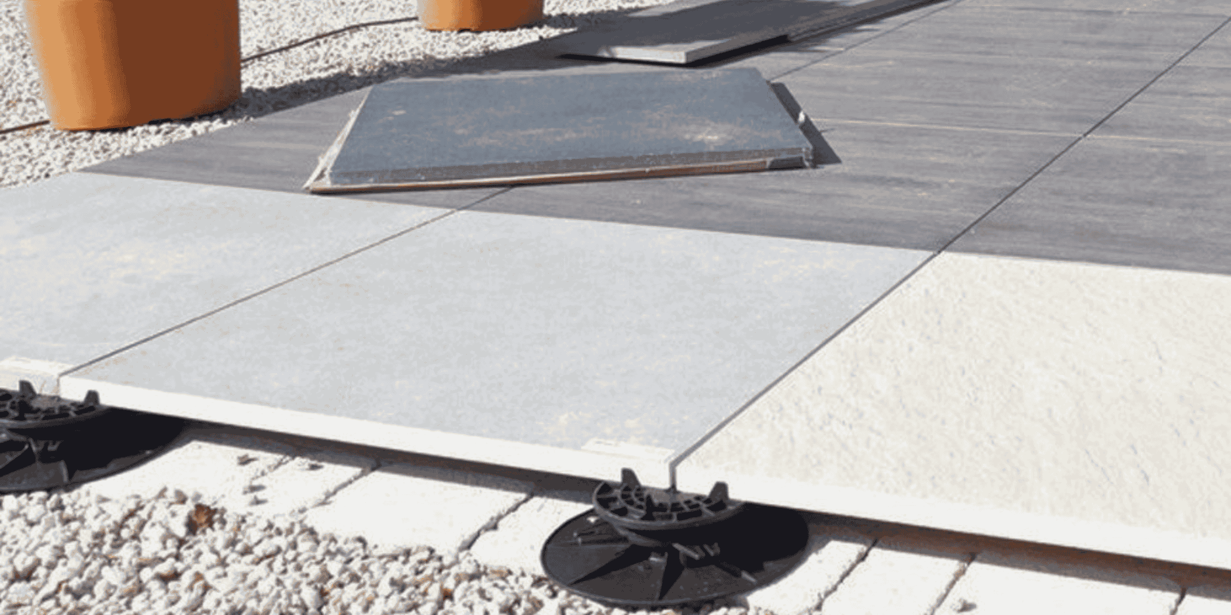 Dalles céramique posées sur plots réglables au-dessus d'un lit de gravier à Pau