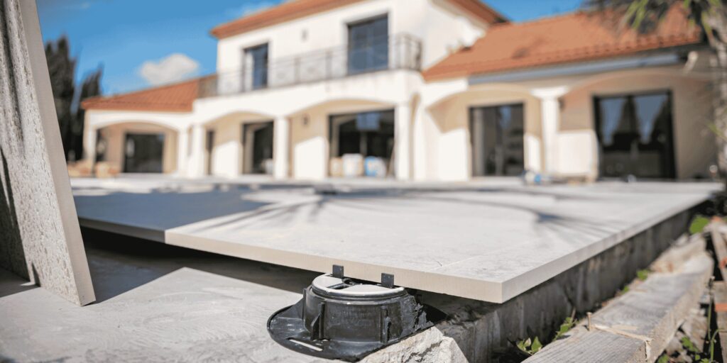 Dalle posée sur plot réglable en chantier devant une maison à Lescar