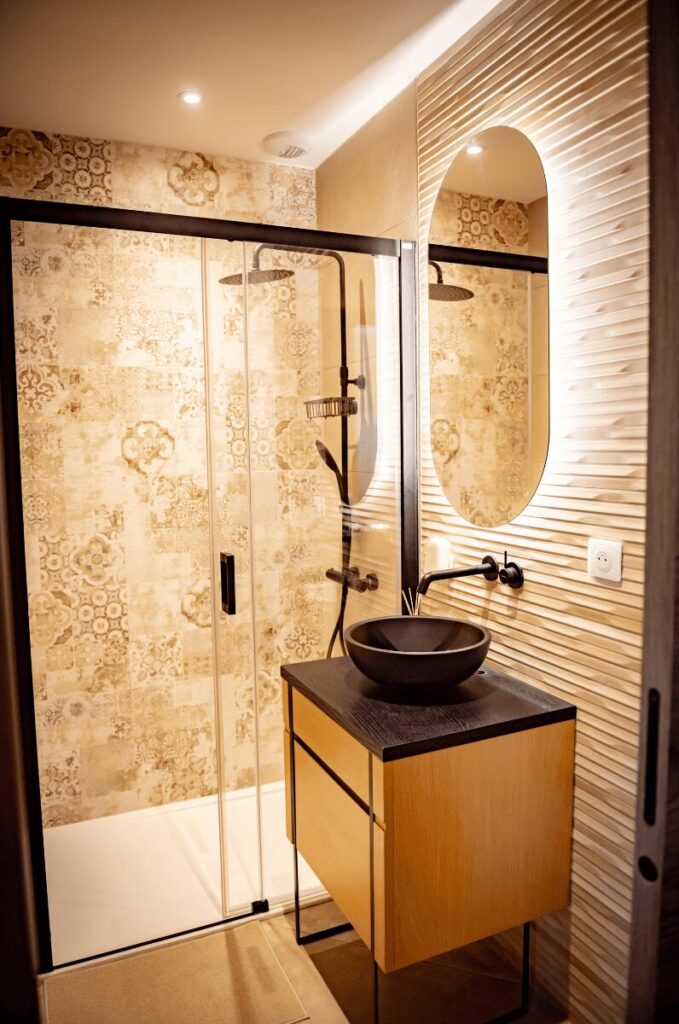 Salle de bain avec faïence carreaux de ciment et faïence relief posées à Serres-Castet