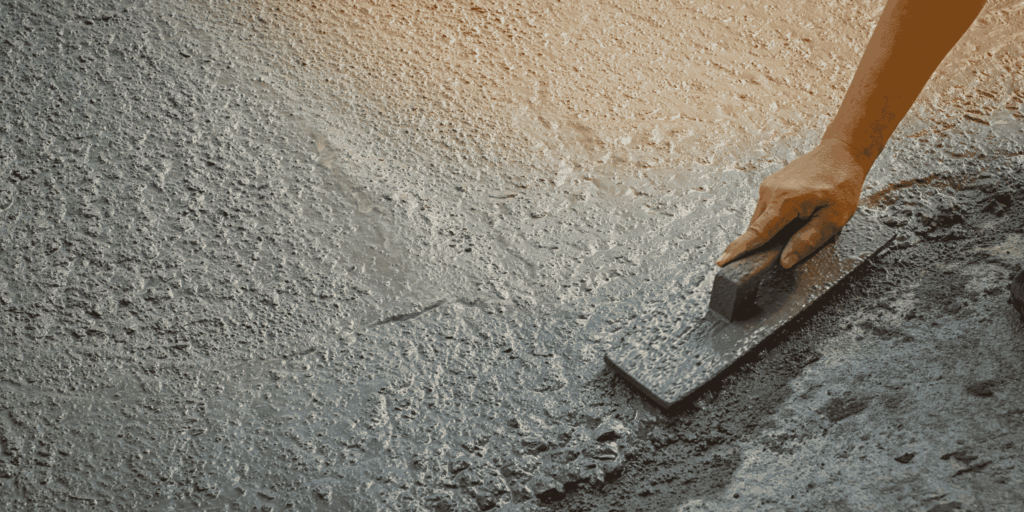 Talochage manuel d'une chape béton fraîche sur un chantier à Pau