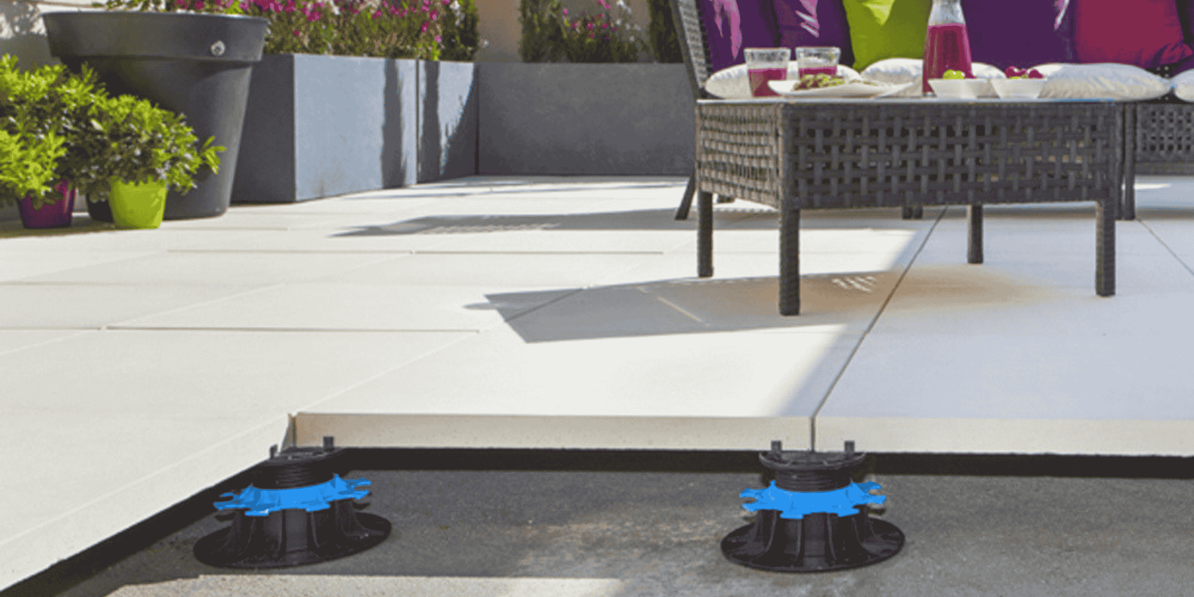 Terrasse en dalles claires posées sur plots réglables avec salon de jardin à Serres-Castet