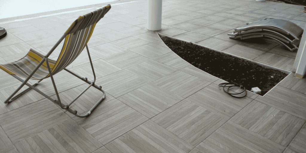 Terrasse couverte en carrelage effet bois posé en damier avec transat à Lescar